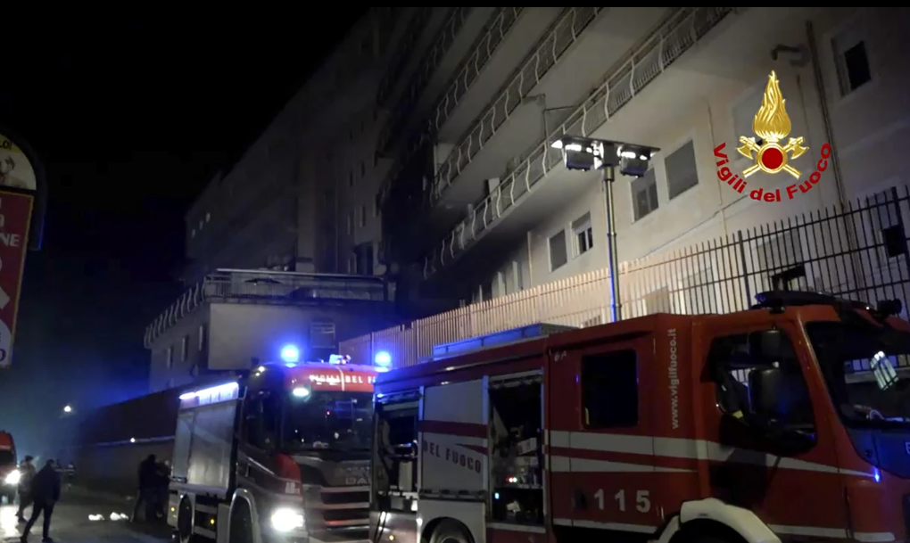 Cháy bệnh viện gần thủ đô Rome của Italy, ít nhất ba người thiệt mạng - Ảnh 1.