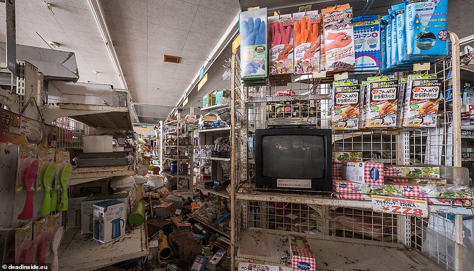 Bộ ảnh ghi lại khung cảnh gần nh&agrave; m&aacute;y Hạt nh&acirc;n Fukushima sau thảm họa kinh ho&agrave;ng: G&igrave; cũng c&oacute; chỉ vắng b&oacute;ng người- Ảnh 9.