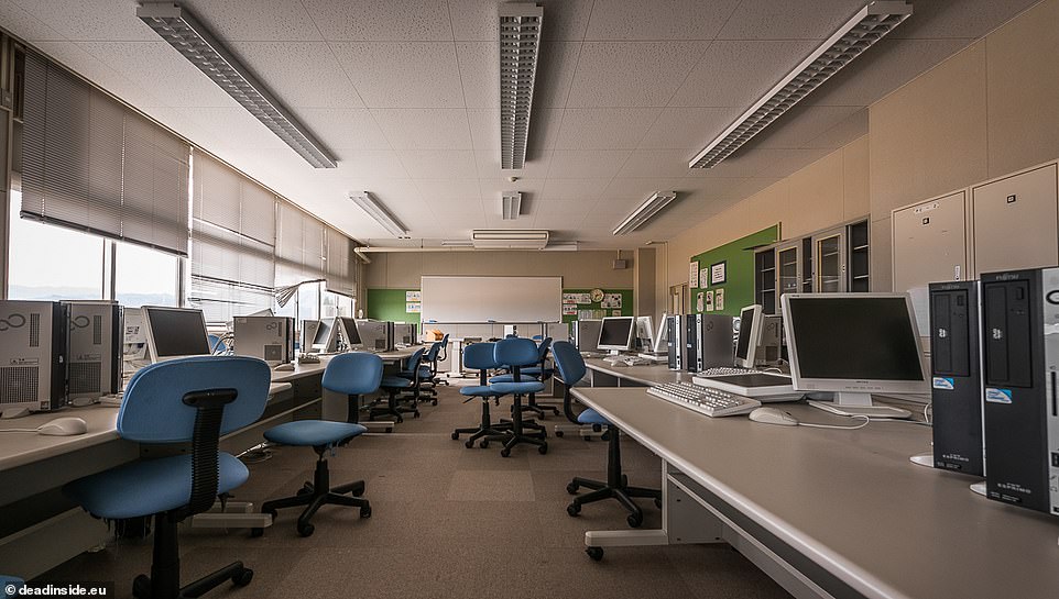 Bộ ảnh ghi lại khung cảnh gần nh&agrave; m&aacute;y Hạt nh&acirc;n Fukushima sau thảm họa kinh ho&agrave;ng: G&igrave; cũng c&oacute; chỉ vắng b&oacute;ng người- Ảnh 6.