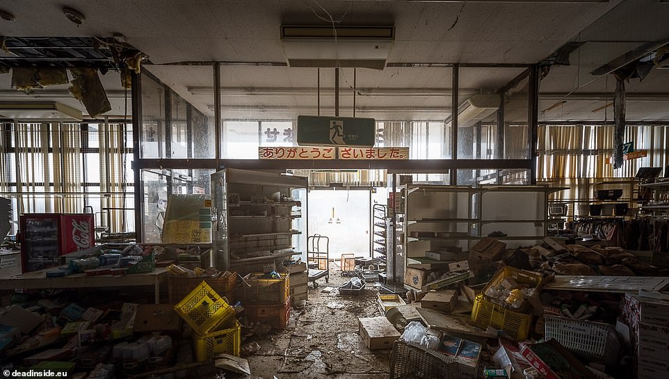 Bộ ảnh ghi lại khung cảnh gần nh&agrave; m&aacute;y Hạt nh&acirc;n Fukushima sau thảm họa kinh ho&agrave;ng: G&igrave; cũng c&oacute; chỉ vắng b&oacute;ng người- Ảnh 1.