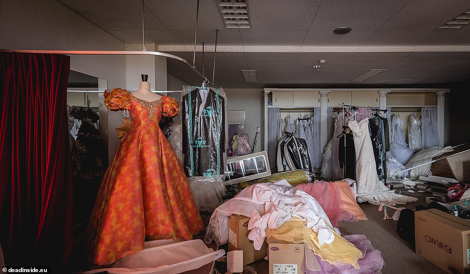 Bộ ảnh ghi lại khung cảnh gần nh&agrave; m&aacute;y Hạt nh&acirc;n Fukushima sau thảm họa kinh ho&agrave;ng: G&igrave; cũng c&oacute; chỉ vắng b&oacute;ng người- Ảnh 12.