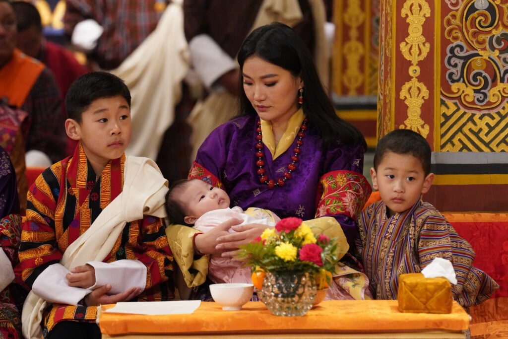 Hoàng gia Bhutan &quot;gây sốt&quot; khi công bố tên con gái, bức ảnh đầu đời của tiểu công chúa nhận &quot;bão like&quot; trên mạng- Ảnh 5.