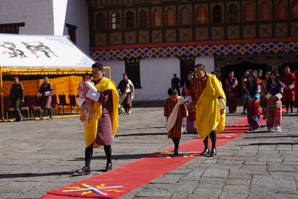 Hoàng gia Bhutan &quot;gây sốt&quot; khi công bố tên con gái, bức ảnh đầu đời của tiểu công chúa nhận &quot;bão like&quot; trên mạng- Ảnh 6.
