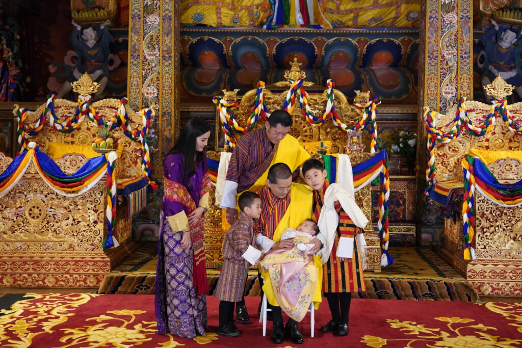 Hoàng gia Bhutan &quot;gây sốt&quot; khi công bố tên con gái, bức ảnh đầu đời của tiểu công chúa nhận &quot;bão like&quot; trên mạng- Ảnh 7.