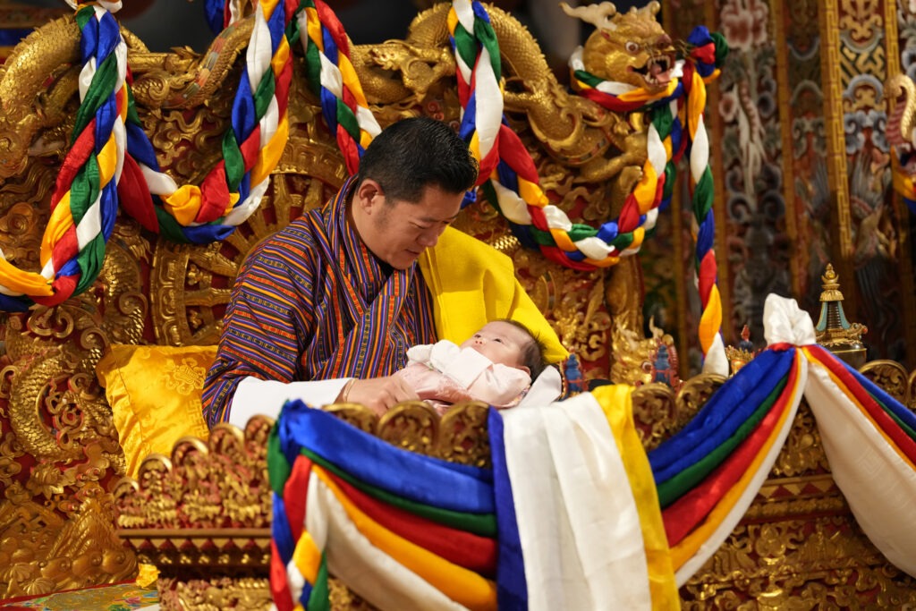 Hoàng gia Bhutan &quot;gây sốt&quot; khi công bố tên con gái, bức ảnh đầu đời của tiểu công chúa nhận &quot;bão like&quot; trên mạng- Ảnh 8.