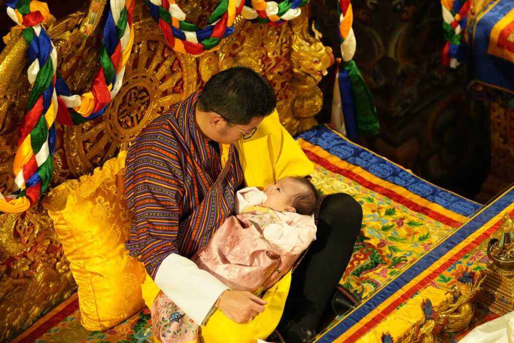 Hoàng gia Bhutan &quot;gây sốt&quot; khi công bố tên con gái, bức ảnh đầu đời của tiểu công chúa nhận &quot;bão like&quot; trên mạng- Ảnh 9.