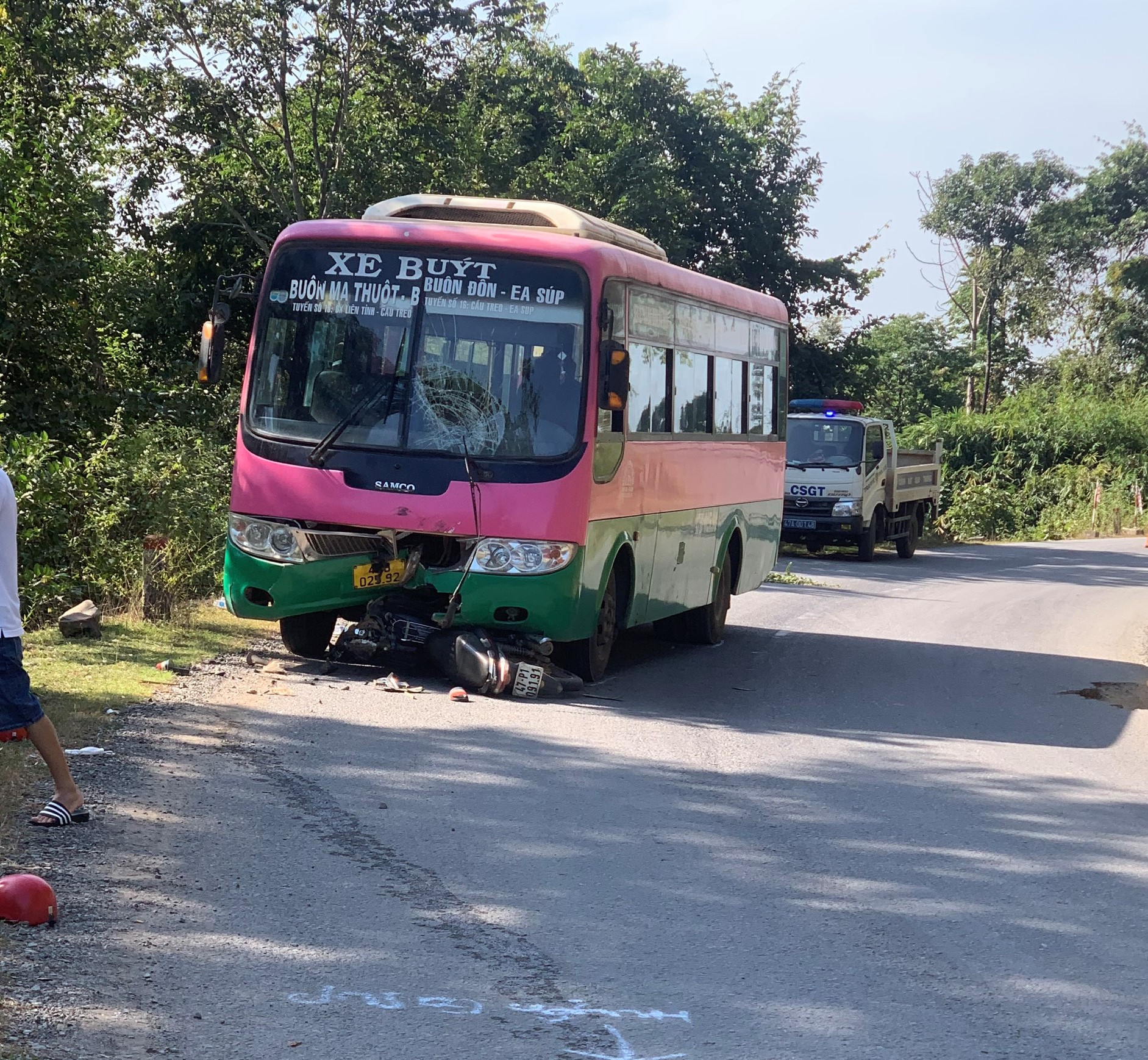 Tông vào xe buýt, 2 cha con đi xe máy tử vong- Ảnh 1.