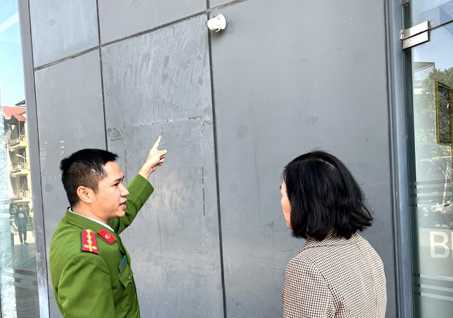 Công an Hà Nội triển khai lắp ‘chuông báo tội phạm’ tại các ngân hàng, cửa hàng vàng bạc - Ảnh 2.