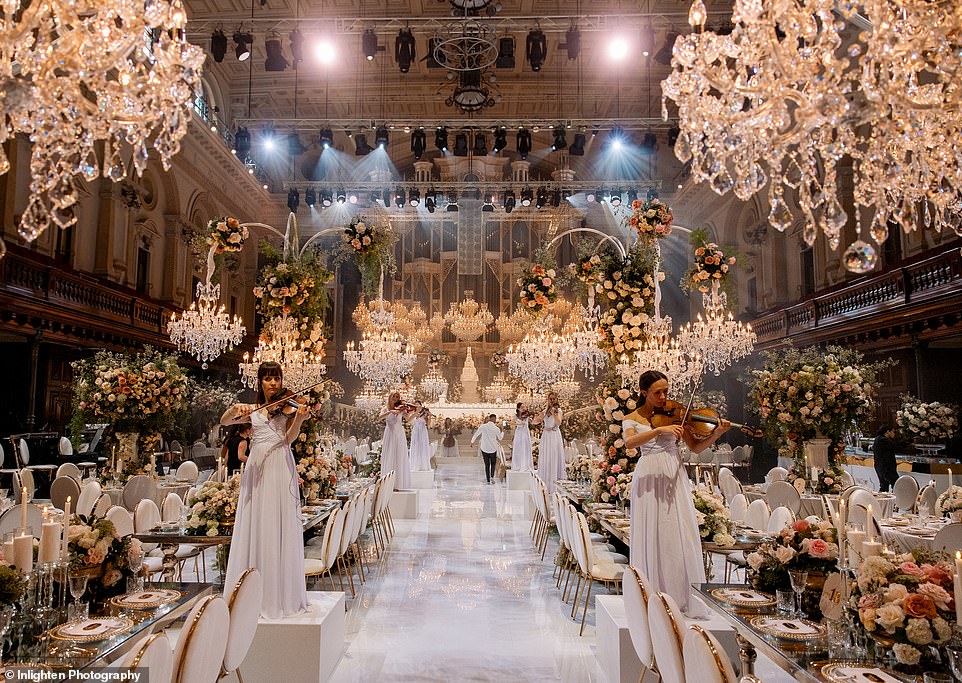 Choáng với đám cưới tại tòa thị chính Australia: Trang hoàng với 15.000 bông hồng, chỉ riêng bánh cưới cũng tiêu tốn 290 triệu- Ảnh 7.