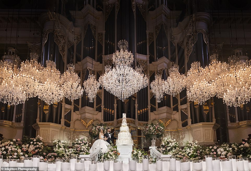 Choáng với đám cưới tại tòa thị chính Australia: Trang hoàng với 15.000 bông hồng, chỉ riêng bánh cưới cũng tiêu tốn 290 triệu- Ảnh 1.