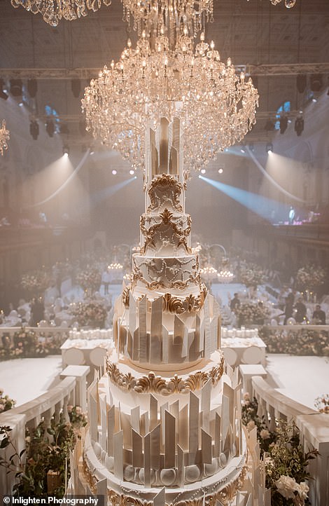 Choáng với đám cưới tại tòa thị chính Australia: Trang hoàng với 15.000 bông hồng, chỉ riêng bánh cưới cũng tiêu tốn 290 triệu- Ảnh 8.