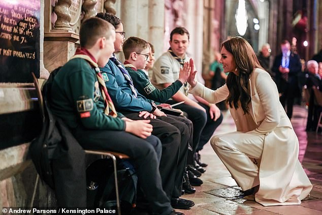 Người hâm mộ hoàng gia tấm tắc khen &quot;vị vua tương lai&quot; George trông ngày càng giống Thân vương William, đưa ra đầy đủ hình ảnh chứng minh - Ảnh 6.