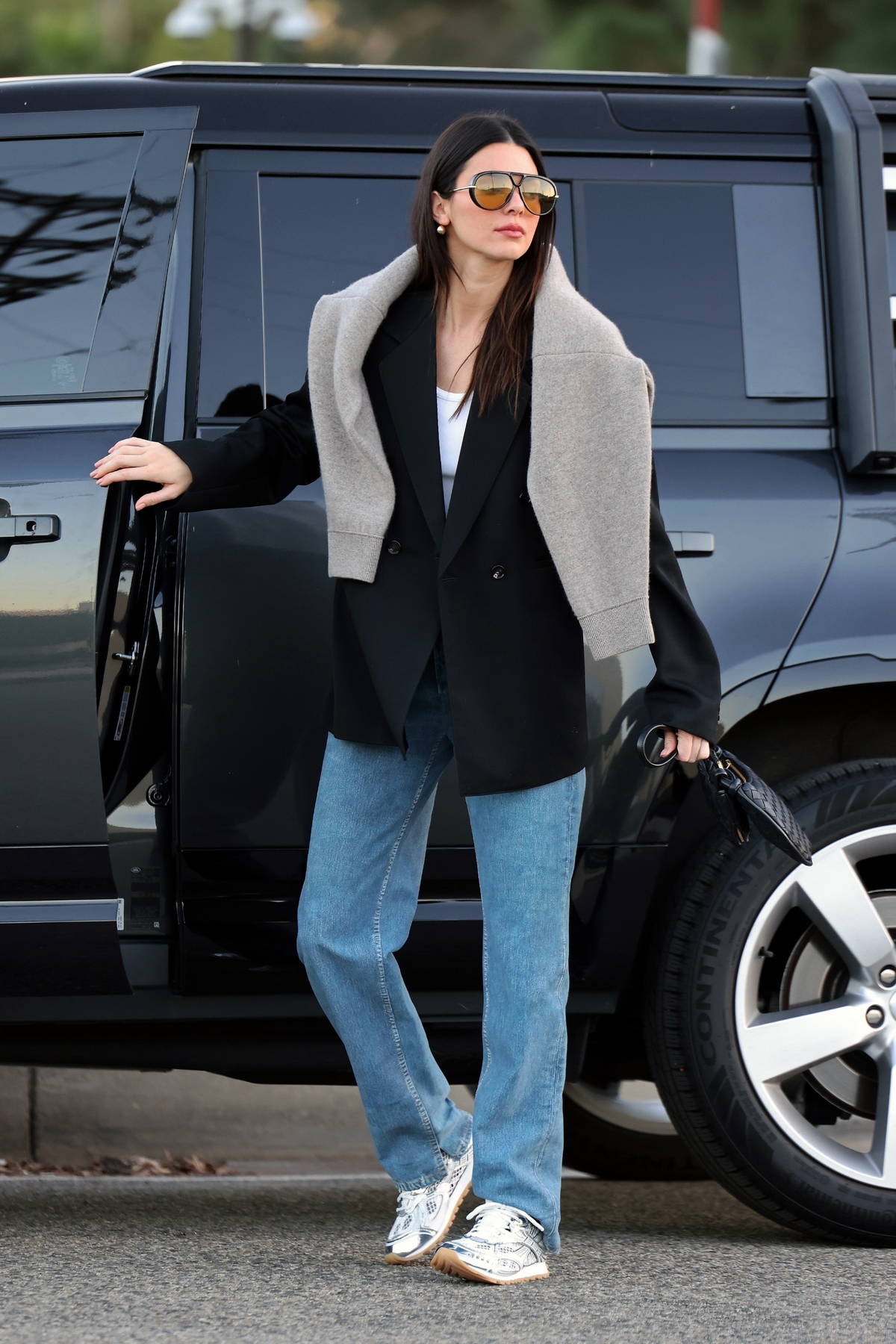Diện áo blazer sang trọng như Kendall Jenner với 10 cách phối đồ không quá cầu kỳ- Ảnh 1.