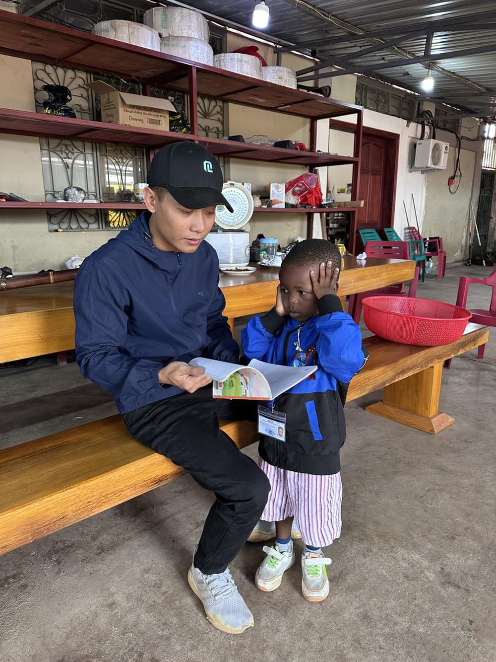 L&ocirc;i Con bị Quang Linh Vlog &eacute;p l&agrave;m một việc, nước mắt ngắn d&agrave;i nhưng netizen rần rần ủng hộ - Ảnh 1.