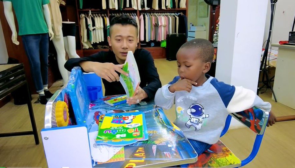 L&ocirc;i Con bị Quang Linh Vlog &eacute;p l&agrave;m một việc, nước mắt ngắn d&agrave;i nhưng netizen rần rần ủng hộ - Ảnh 2.