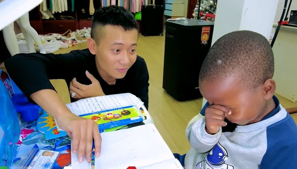 L&ocirc;i Con bị Quang Linh Vlog &eacute;p l&agrave;m một việc, nước mắt ngắn d&agrave;i nhưng netizen rần rần ủng hộ - Ảnh 3.