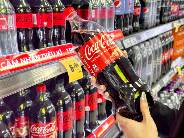 Muôn kiểu sắc thái cảm nhận về bao bì Tết 2024 của Coca-Cola - Ảnh 2. Muôn kiểu sắc thái cảm nhận về bao bì Tết 2024 của Coca-Cola - Ảnh 2.