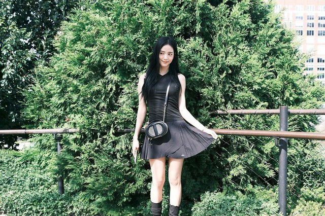 Chị cả của BLACKPINK: U30 mà trẻ như nữ sinh, hack tuổi thành công nhờ 1 bảo bối thời trang quen mặt - Ảnh 3. Chị cả của BLACKPINK: U30 mà trẻ như nữ sinh, hack tuổi thành công nhờ 1 bảo bối thời trang quen mặt - Ảnh 3.