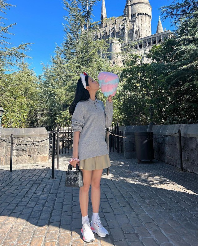 Chị cả của BLACKPINK: U30 mà trẻ như nữ sinh, hack tuổi thành công nhờ 1 bảo bối thời trang quen mặt - Ảnh 2. Chị cả của BLACKPINK: U30 mà trẻ như nữ sinh, hack tuổi thành công nhờ 1 bảo bối thời trang quen mặt - Ảnh 2.