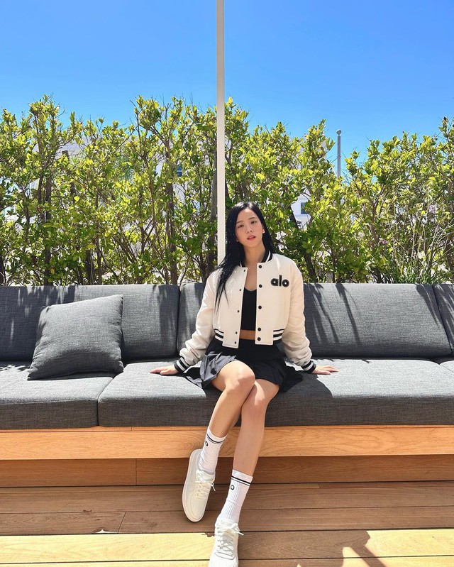 Chị cả của BLACKPINK: U30 mà trẻ như nữ sinh, hack tuổi thành công nhờ 1 bảo bối thời trang quen mặt - Ảnh 1. Chị cả của BLACKPINK: U30 mà trẻ như nữ sinh, hack tuổi thành công nhờ 1 bảo bối thời trang quen mặt - Ảnh 1.