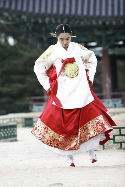 17 năm trôi qua, Yoon Eun Hye vẫn là thái tử phi đẹp nhất màn ảnh Hàn, outfit từ năm 2006 đỉnh khỏi bàn- Ảnh 1.