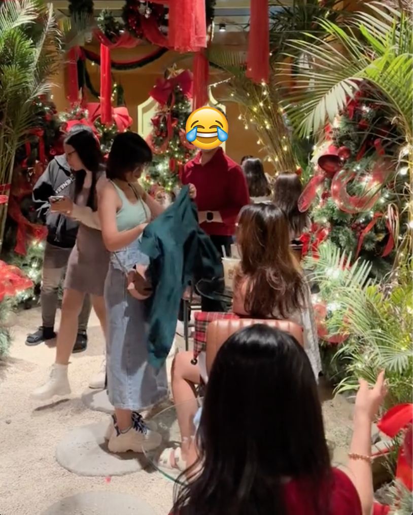 Dân tình than phiền về "kiếp nạn" chụp ảnh Noel: Chấp nhận chen lấn để có ảnh "sống ảo", nên hay không?- Ảnh 8. Dân tình than phiền về "kiếp nạn" chụp ảnh Noel: Chấp nhận chen lấn để có ảnh "sống ảo", nên hay không?- Ảnh 8.