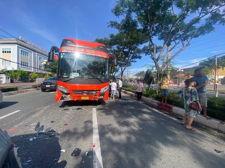 Tai nạn liên hoàn giữa xe khách Phương Trang và 4 ô tô ở TP Vũng Tàu - Ảnh 2.