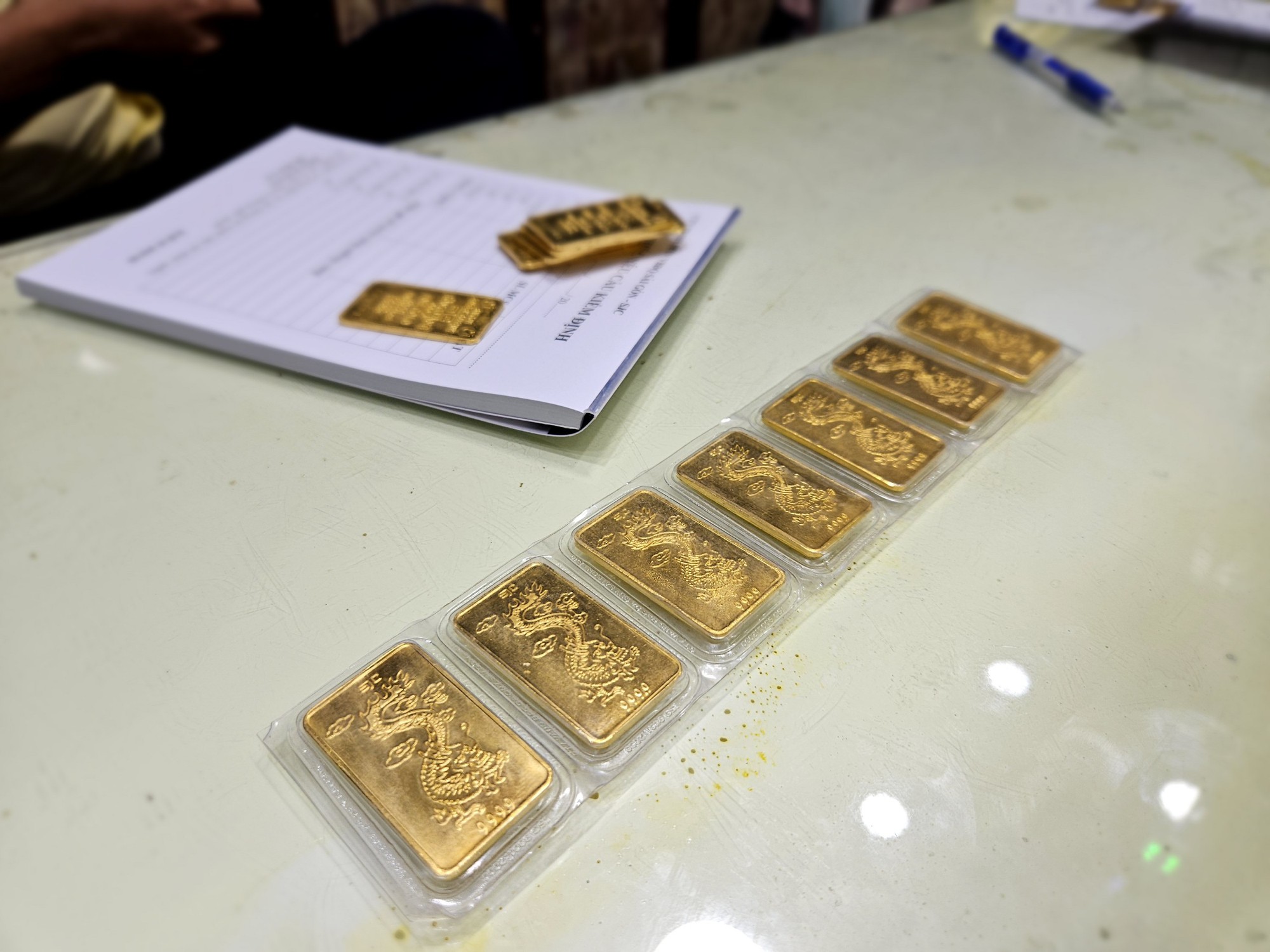 Giá vàng trong nước "bốc hơi" nửa triệu đồng- Ảnh 1. Giá vàng trong nước "bốc hơi" nửa triệu đồng- Ảnh 1.