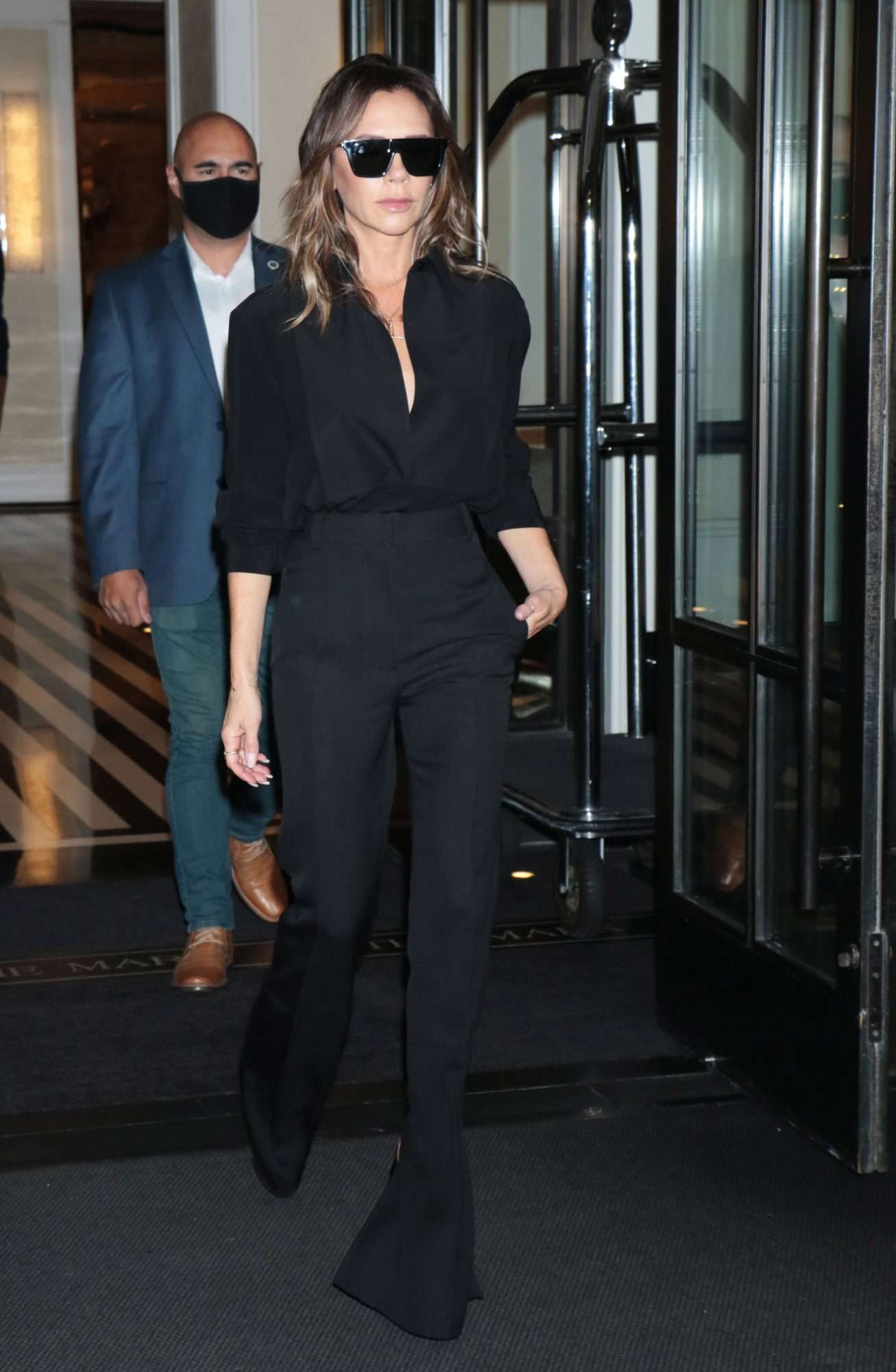 Tham khảo Victoria Beckham 10 cách mặc trang phục màu đen sang trọng, tôn dáng tối ưu - Ảnh 2.
