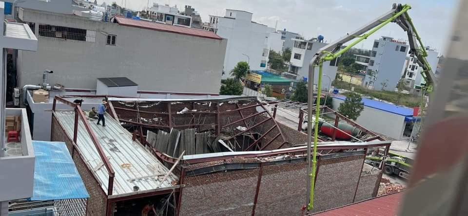 Thái Bình: Sập mái nhà đang xây khiến ít nhất 1 người tử vong, nhiều người trong đống đổ nát- Ảnh 1.