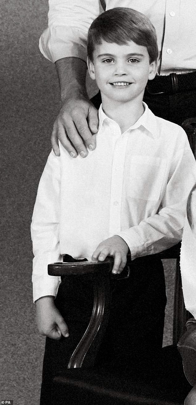 Người h&acirc;m mộ tinh mắt ph&aacute;t hiện chi tiết "g&acirc;y sốc" trong bức ảnh thiệp Gi&aacute;ng sinh của nh&agrave; William - Kate, l&agrave; lỗi photoshop hay h&agrave;nh động v&ocirc; t&igrave;nh? - Ảnh 2.