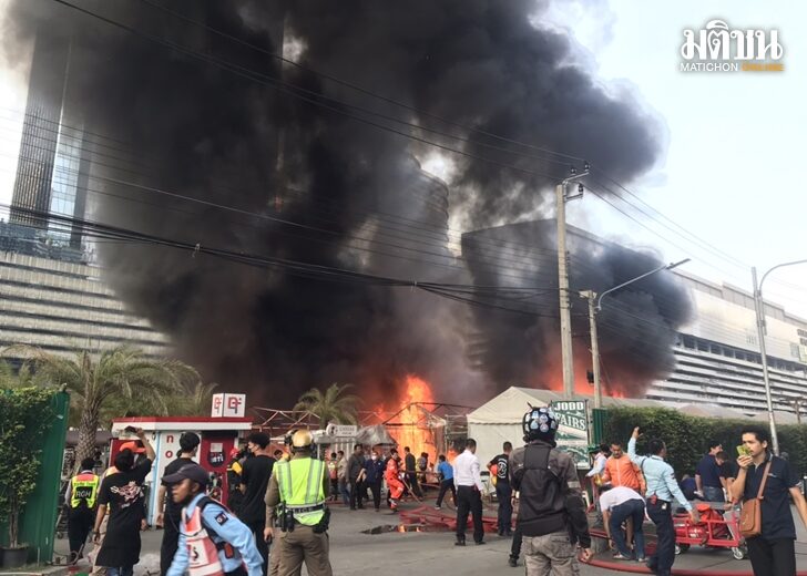 Clip, ảnh: Khung cảnh hiện trường vụ hỏa hoạn kinh hoàng tại Chợ đêm Jodd Fairs (Thái Lan) - Ảnh 3.