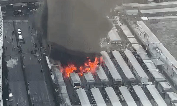 Clip, ảnh: Khung cảnh hiện trường vụ hỏa hoạn kinh hoàng tại Chợ đêm Jodd Fairs (Thái Lan) - Ảnh 1.