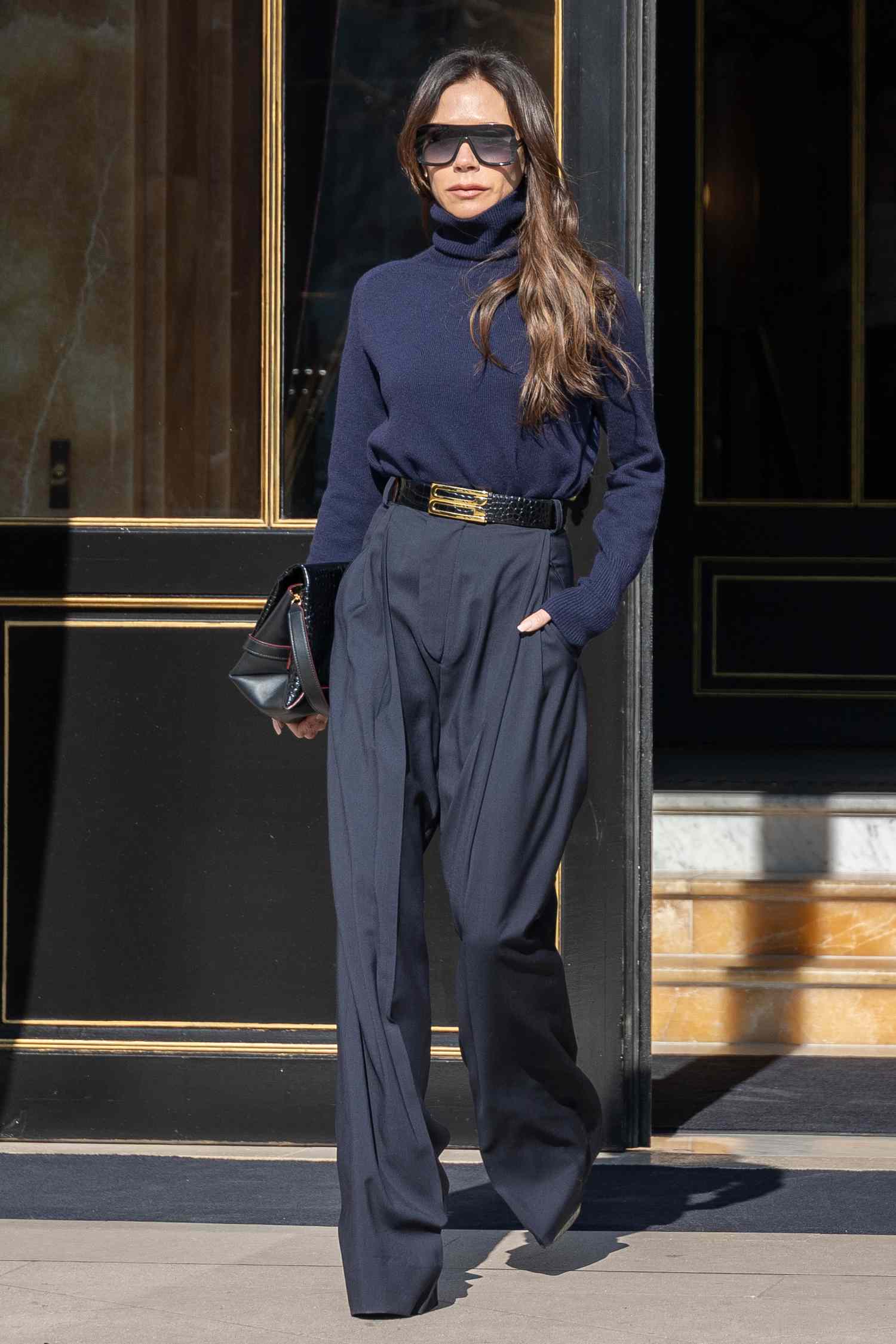 Tham khảo Victoria Beckham 10 cách mặc trang phục màu đen sang trọng, tôn dáng tối ưu - Ảnh 5.
