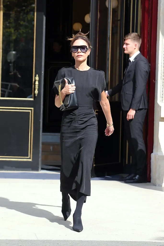 Tham khảo Victoria Beckham 10 cách mặc trang phục màu đen sang trọng, tôn dáng tối ưu - Ảnh 8.