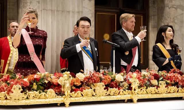 Hoàng gia châu Âu mở quốc yến tiếp vợ chồng Tổng thống Hàn Quốc, phu nhân Kim Keon-hee và Hoàng hậu Máxima gây chú ý - Ảnh 4.