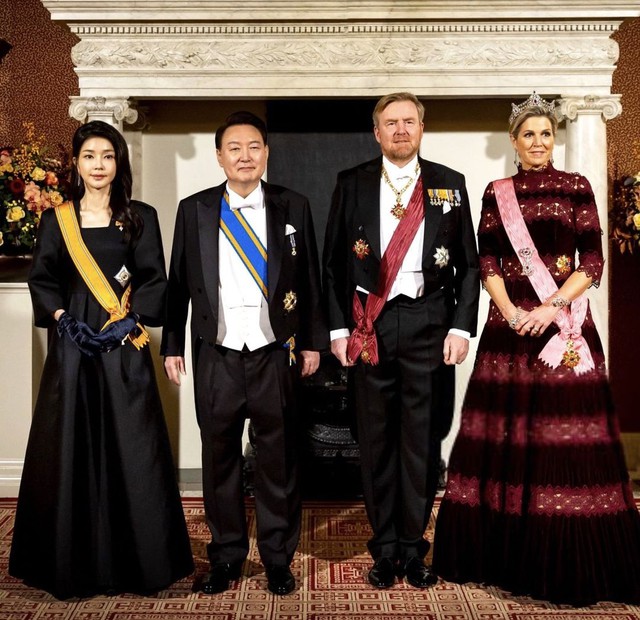 Hoàng gia châu Âu mở quốc yến tiếp vợ chồng Tổng thống Hàn Quốc, phu nhân Kim Keon-hee và Hoàng hậu Máxima gây chú ý - Ảnh 3.