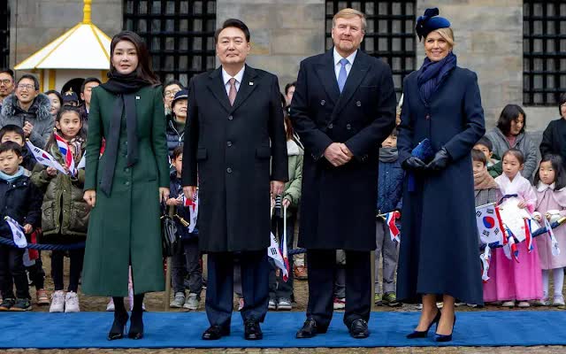 Hoàng gia châu Âu mở quốc yến tiếp vợ chồng Tổng thống Hàn Quốc, phu nhân Kim Keon-hee và Hoàng hậu Máxima gây chú ý - Ảnh 1.