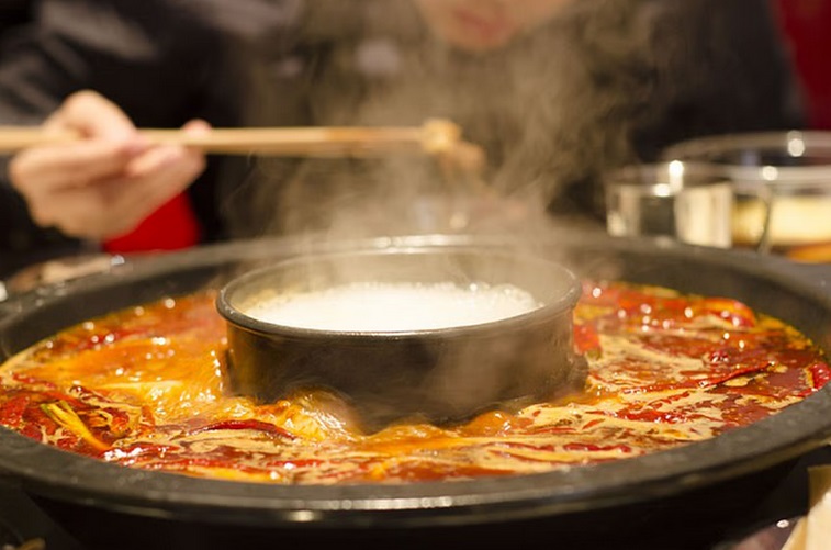 Nhân viên nhà hàng Trung Quốc chịu án 12 năm tù vì tái sử dụng dầu ăn thừa trong lẩu - Ảnh 1.