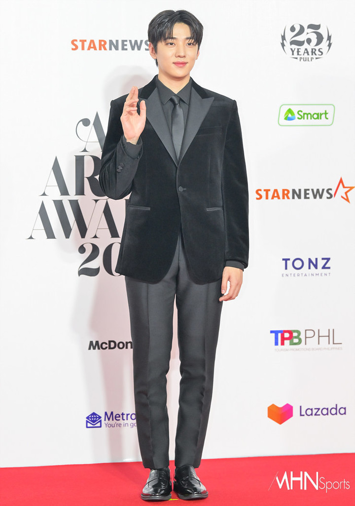 Siêu thảm đỏ AAA 2023: Jang Won Young chấp camera thường, nam thần gen 2 Jae Joong - Suho so đọ visual cực gắt- Ảnh 36. Siêu thảm đỏ AAA 2023: Jang Won Young chấp camera thường, nam thần gen 2 Jae Joong - Suho so đọ visual cực gắt- Ảnh 36.