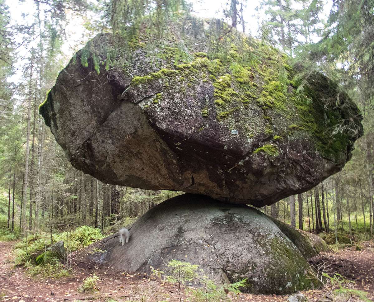 Kummakivi: Tảng đá thách thức &quot;trọng lực&quot; bí ẩn tại Phần Lan- Ảnh 1.