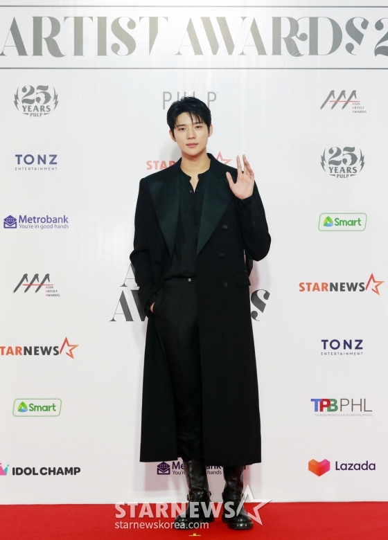 Siêu thảm đỏ AAA 2023: Jang Won Young chấp camera thường, nam thần gen 2 Jae Joong - Suho so đọ visual cực gắt- Ảnh 37. Siêu thảm đỏ AAA 2023: Jang Won Young chấp camera thường, nam thần gen 2 Jae Joong - Suho so đọ visual cực gắt- Ảnh 37.