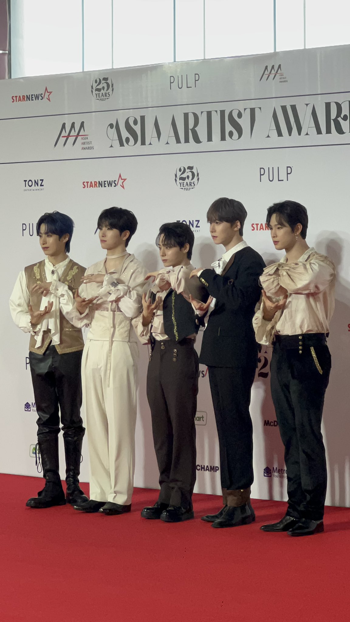 Siêu thảm đỏ AAA 2023: Jang Won Young chấp camera thường, nam thần gen 2 Jae Joong - Suho so đọ visual cực gắt- Ảnh 31. Siêu thảm đỏ AAA 2023: Jang Won Young chấp camera thường, nam thần gen 2 Jae Joong - Suho so đọ visual cực gắt- Ảnh 31.