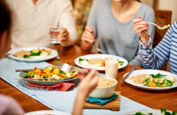 Dịp lễ Tết cận kề, chuyên gia 'điểm mặt' 5 thói xấu trong bữa ăn gây tổn hại sức khỏe và chỉ cách ăn đúng - Ảnh 1.