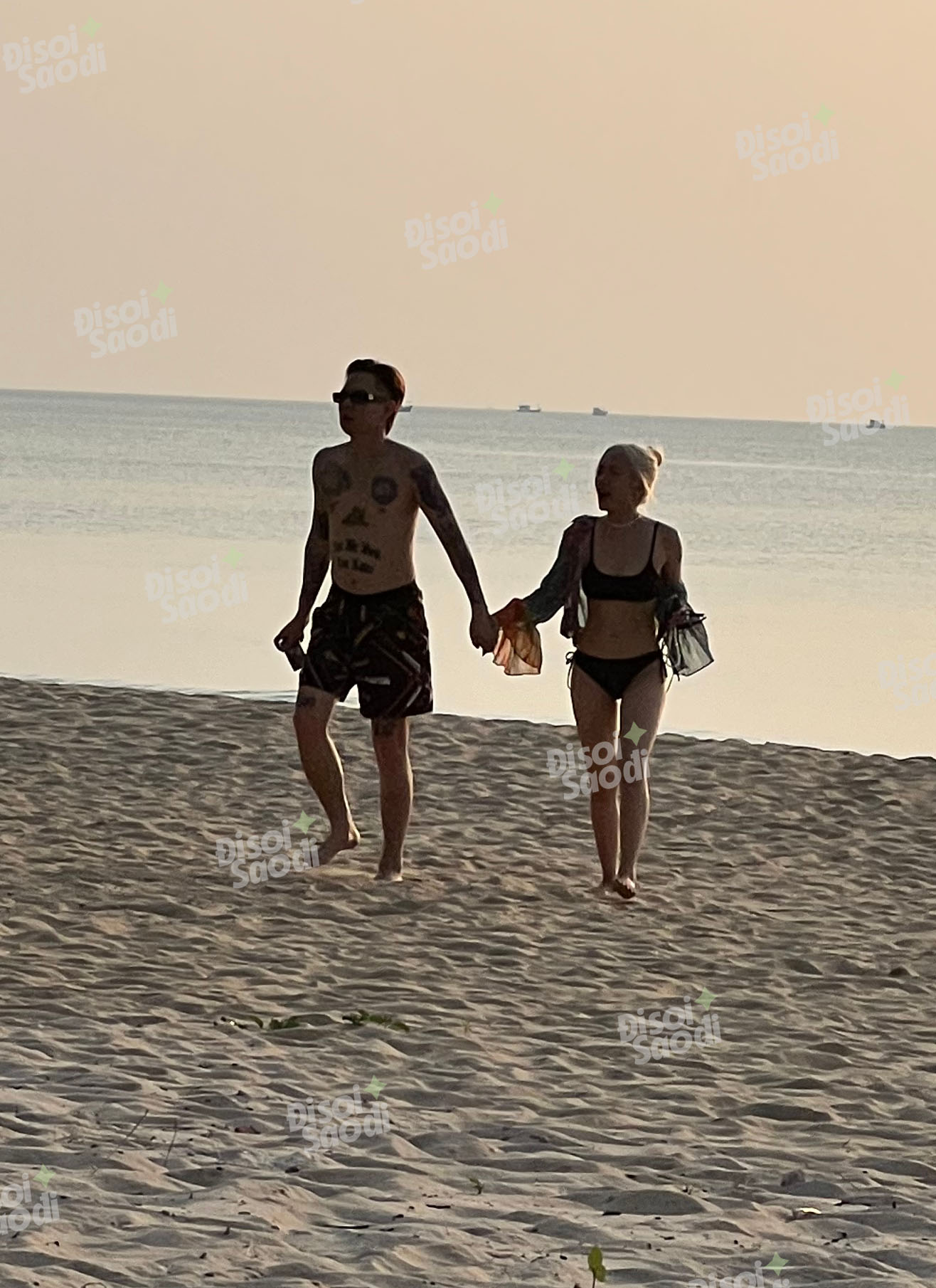 Andree đúng chuẩn bạn trai nhà người ta: Nắm tay Phương Ly không rời, hôn trên biển, quan trọng là miệt mài làm phó nháy! - Ảnh 4. Andree đúng chuẩn bạn trai nhà người ta: Nắm tay Phương Ly không rời, hôn trên biển, quan trọng là miệt mài làm phó nháy! - Ảnh 4.