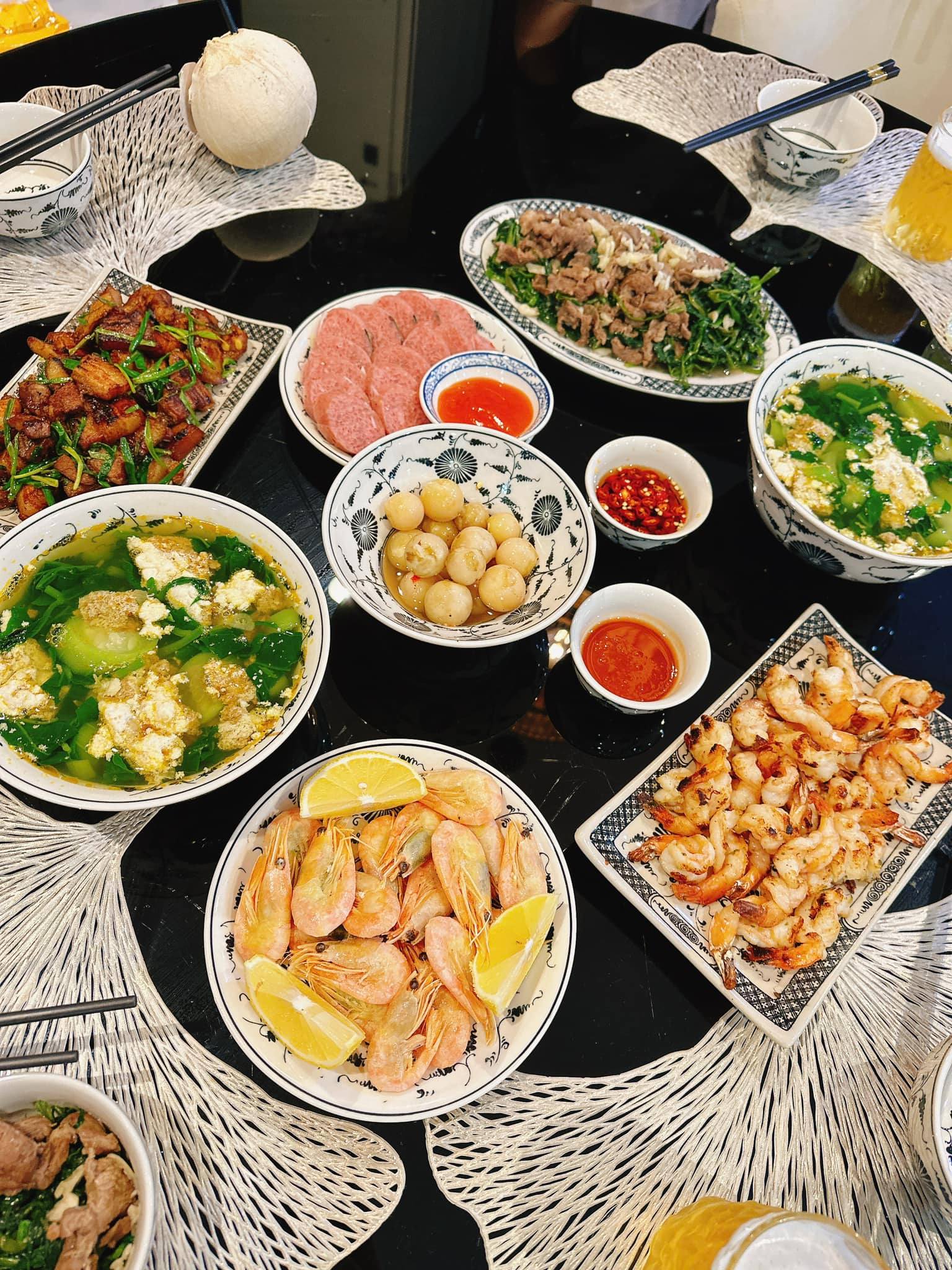 Cưới Shark Bình, Phương Oanh chỉ vẩy rau và khoe nấu ăn cho 