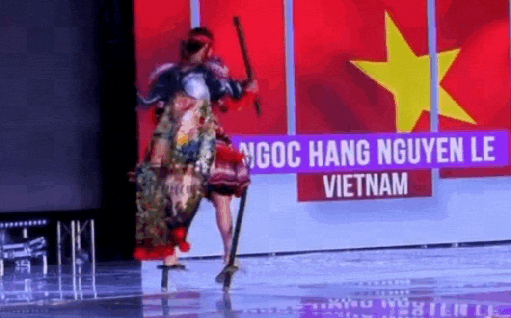 Ngọc Hằng gặp sự cố gãy cà kheo trên sân khấu Hoa hậu Liên lục địa - Ảnh 1.