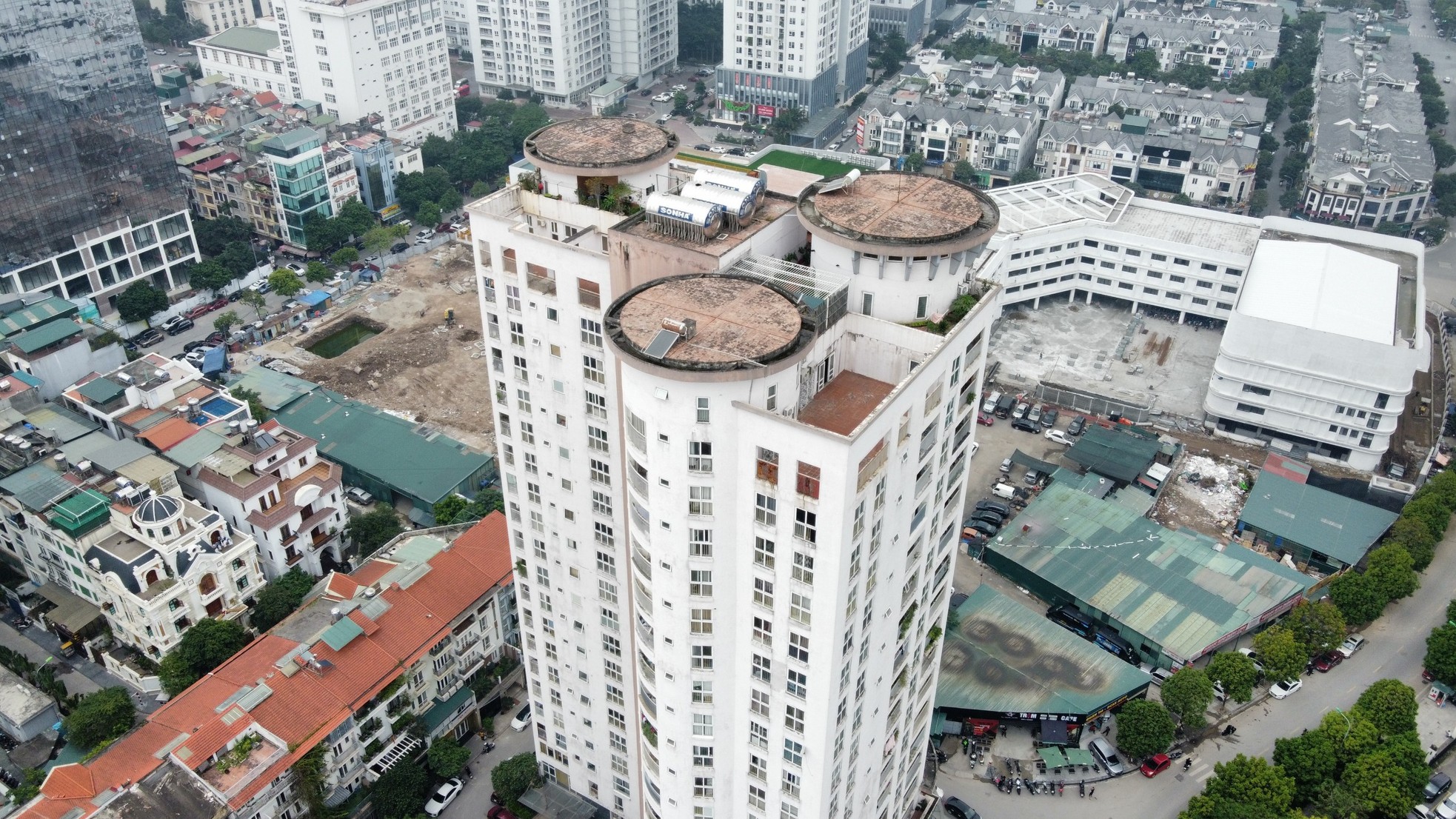 Hà Nội lên tiếng việc chậm xử lý chung cư biến tầng kỹ thuật thành căn hộ và văn phòng - Ảnh 3. Hà Nội lên tiếng việc chậm xử lý chung cư biến tầng kỹ thuật thành căn hộ và văn phòng - Ảnh 3.