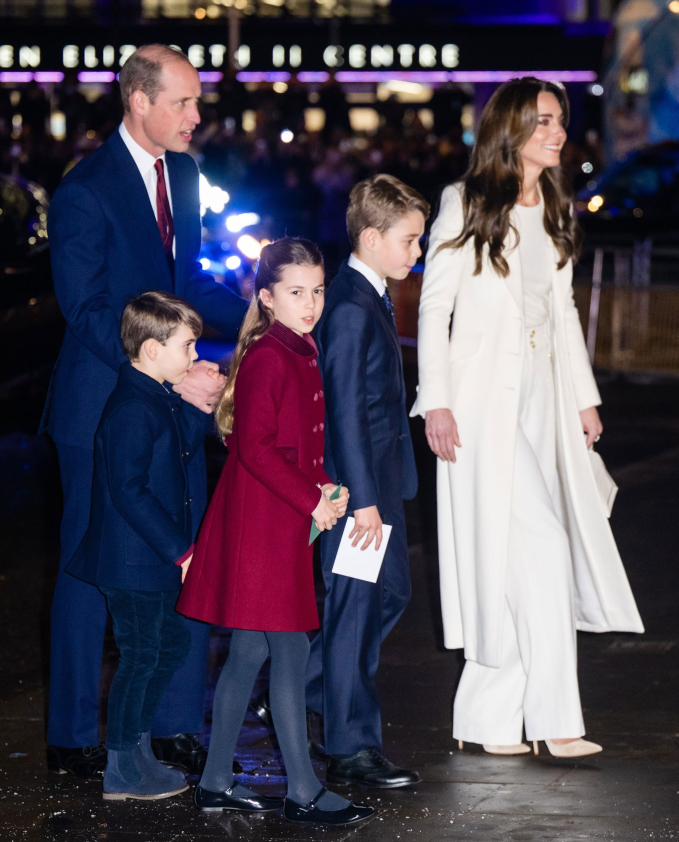 Khoảnh khắc ngọt ngào của Thân vương William cùng con trai út Louis tại buổi hòa nhạc Giáng sinh khiến người hâm mộ xuýt xoa khen ngợi - Ảnh 1.