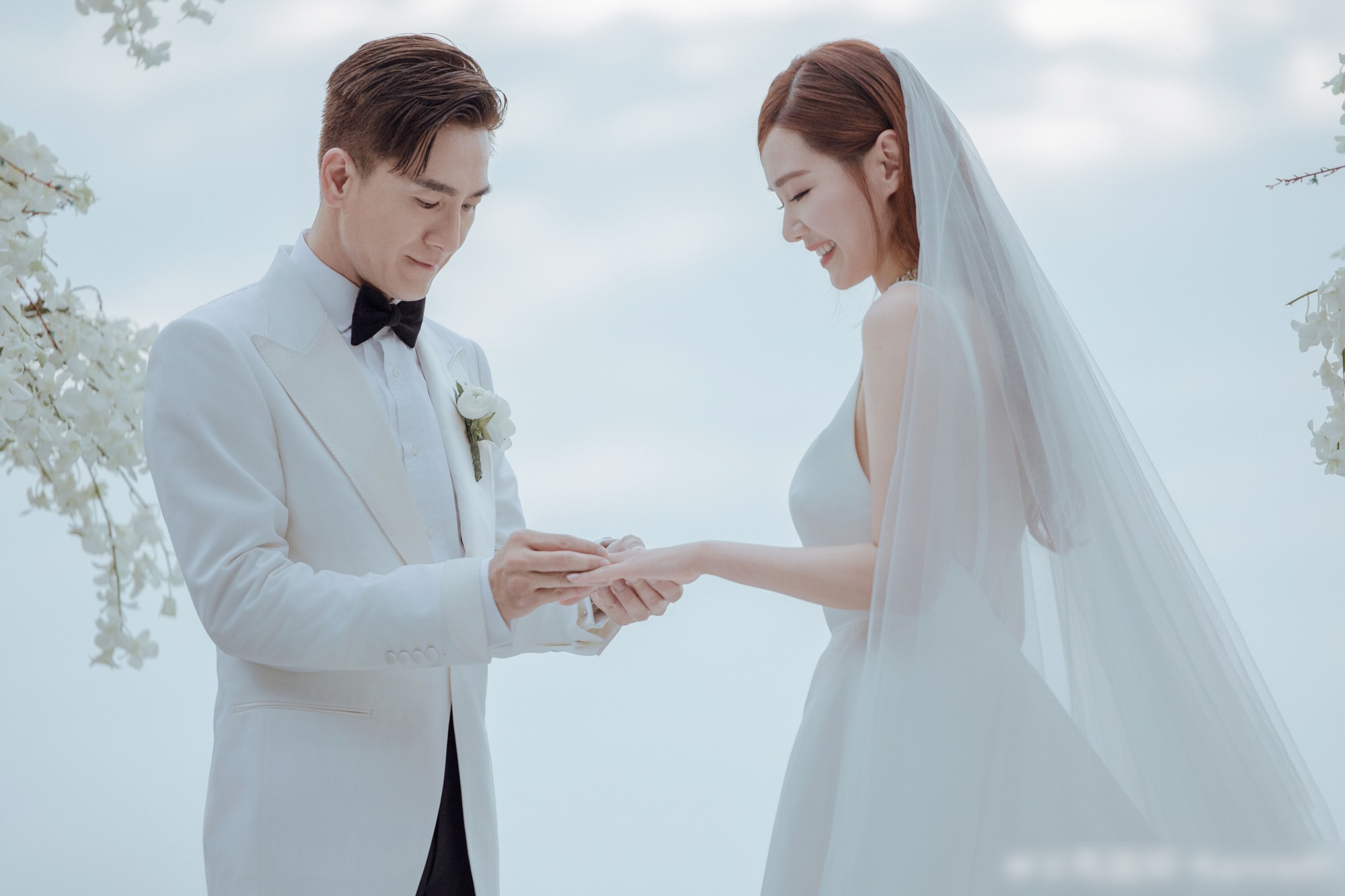 Mã Quốc Minh &quot;khóa môi&quot; bà xã cực ngọt trong hôn lễ, dàn sao TVB rơi nước mắt vì hạnh phúc cho chú rể- Ảnh 1.